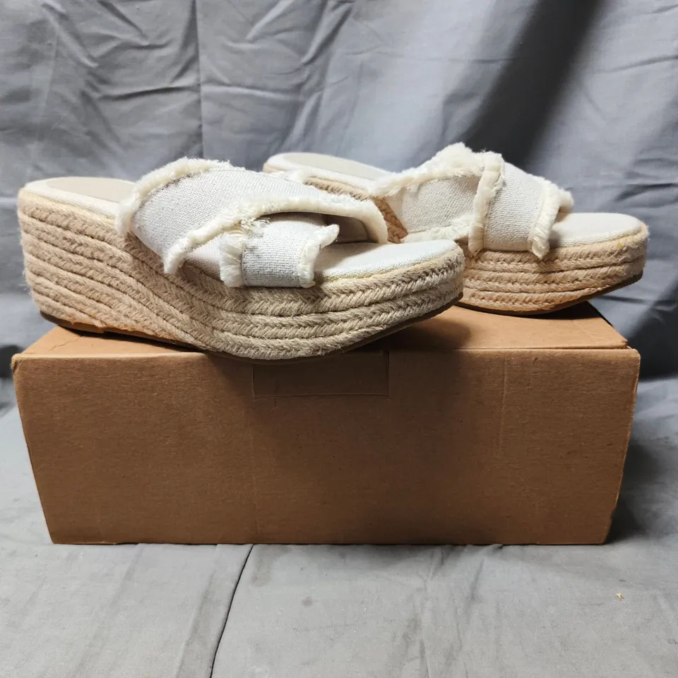 BOXED PAIR OF ASOS DESIGN OPEN TOE WEDGE SANDALS IN CREAM SIZE 9W