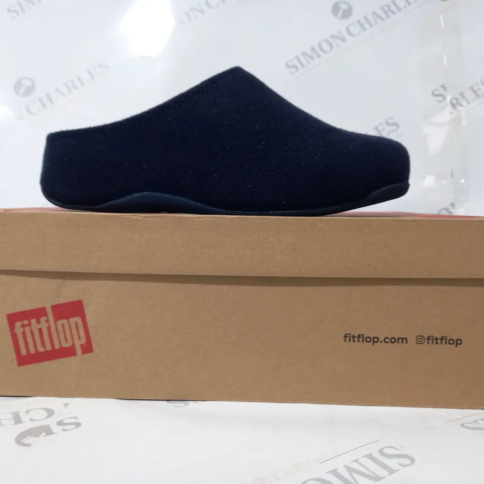 BOXED PAIR OF FITFLOP FELT CLOGS IN NAVY UK SIZE 5