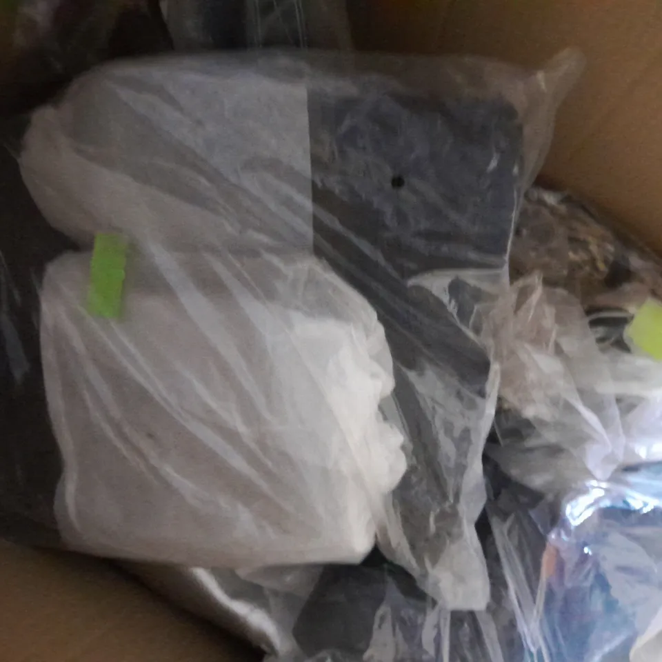 APPROXIMATELY 10 PAIRS OF ASSORTED WOMEN SHOES IN VARIOUS STYLES AND SIZES 