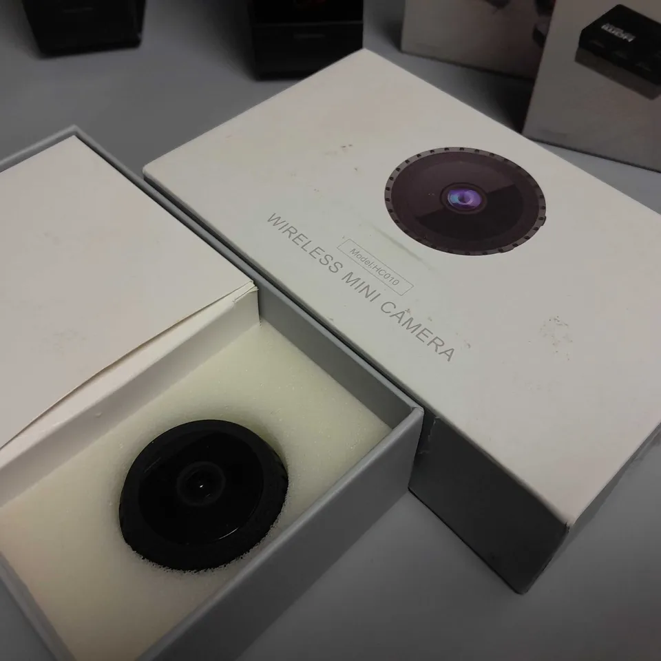 LOT OF 5 ASSORTED ITEMS TO INCLUDE HUB 3.0 ROUTERS, WIRELESS MINI CAMERA AND HDMI SWITCHER