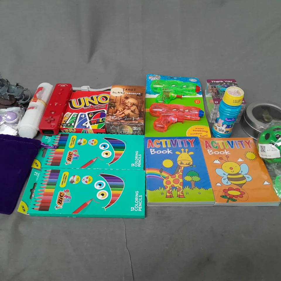 LOT OF ASSORTED TOYS AND GAMES TO INCLUDE UNO, COLOURING PENCILS AND BUBBLES