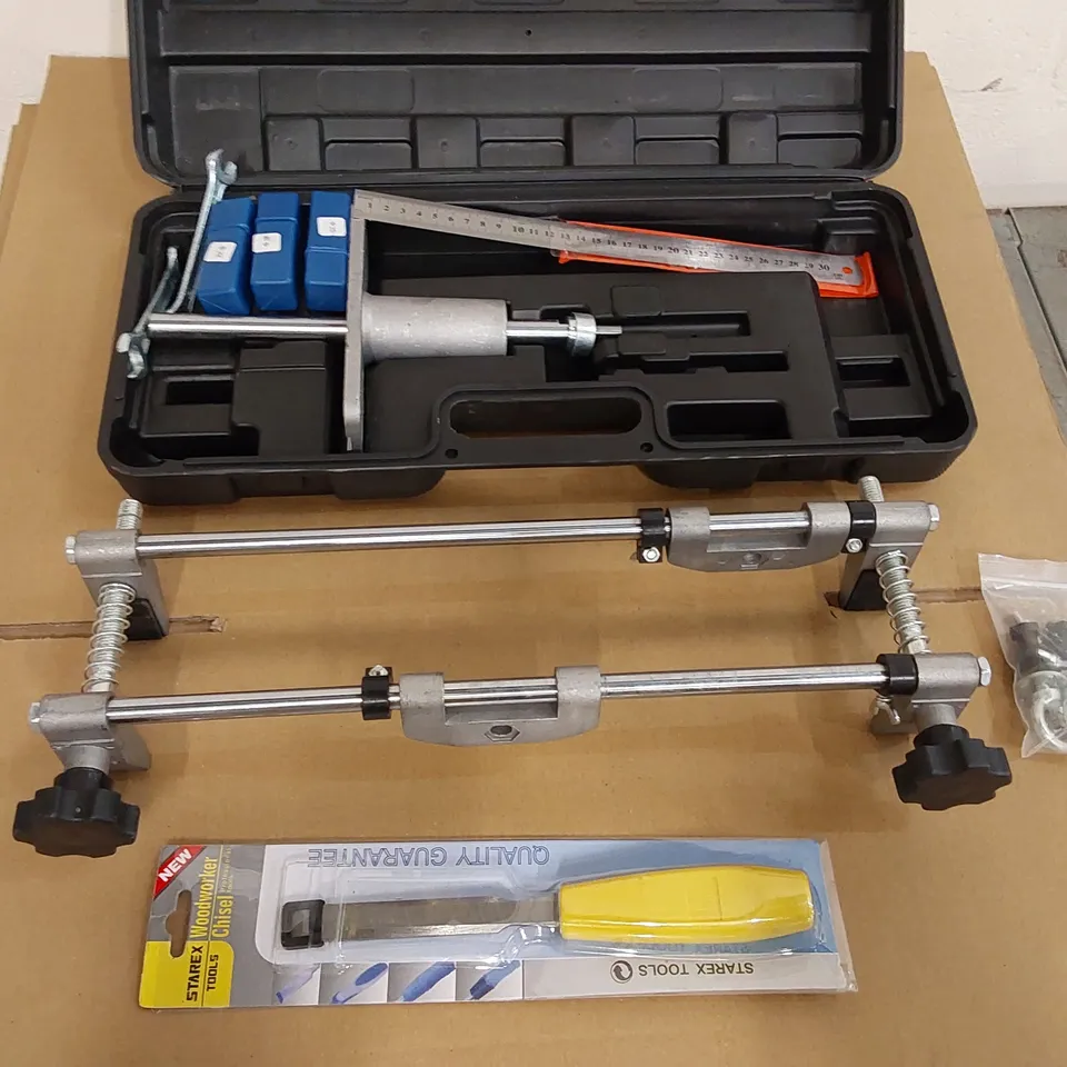 WOODEN DOOR OPENING TOOLKIT (1 ITEM)