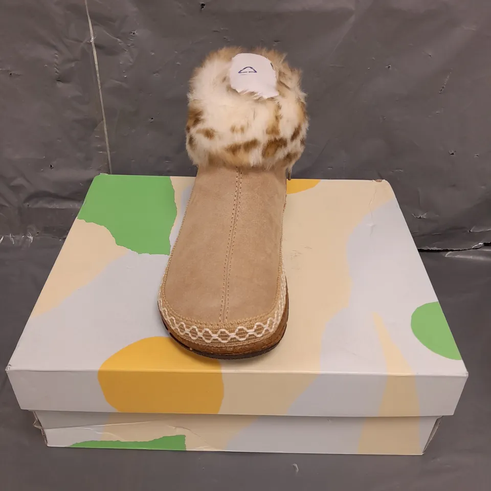 BOXED PAIR OF EARTH ORIGINALS EMMALYN BOOTIES IN BEIGE SIZE 6
