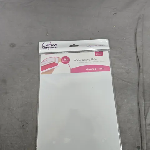 BOX OF APPROXIMATELY 25 ASSORTED ITEMS TO INCLUDE: WHITE CUTTING PLATE FOR DIE CUTTING/EMBOSSING AND SBC BODY WASH