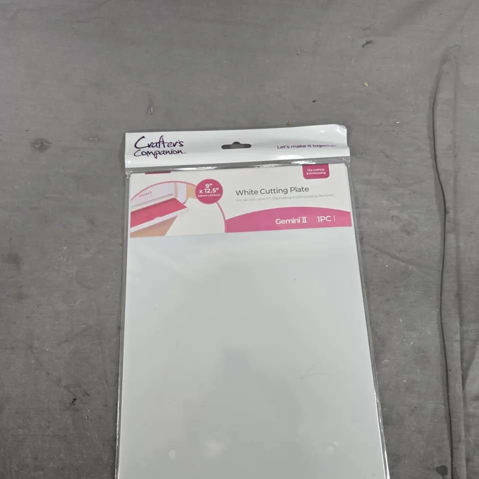 BOX OF APPROXIMATELY 25 ASSORTED ITEMS TO INCLUDE: WHITE CUTTING PLATE FOR DIE CUTTING/EMBOSSING AND SBC BODY WASH