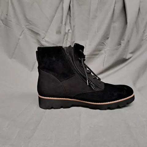 BOXED PAIR OF VIONIC LARSON LACE UP BOOTS IN BLACK SIZE 9