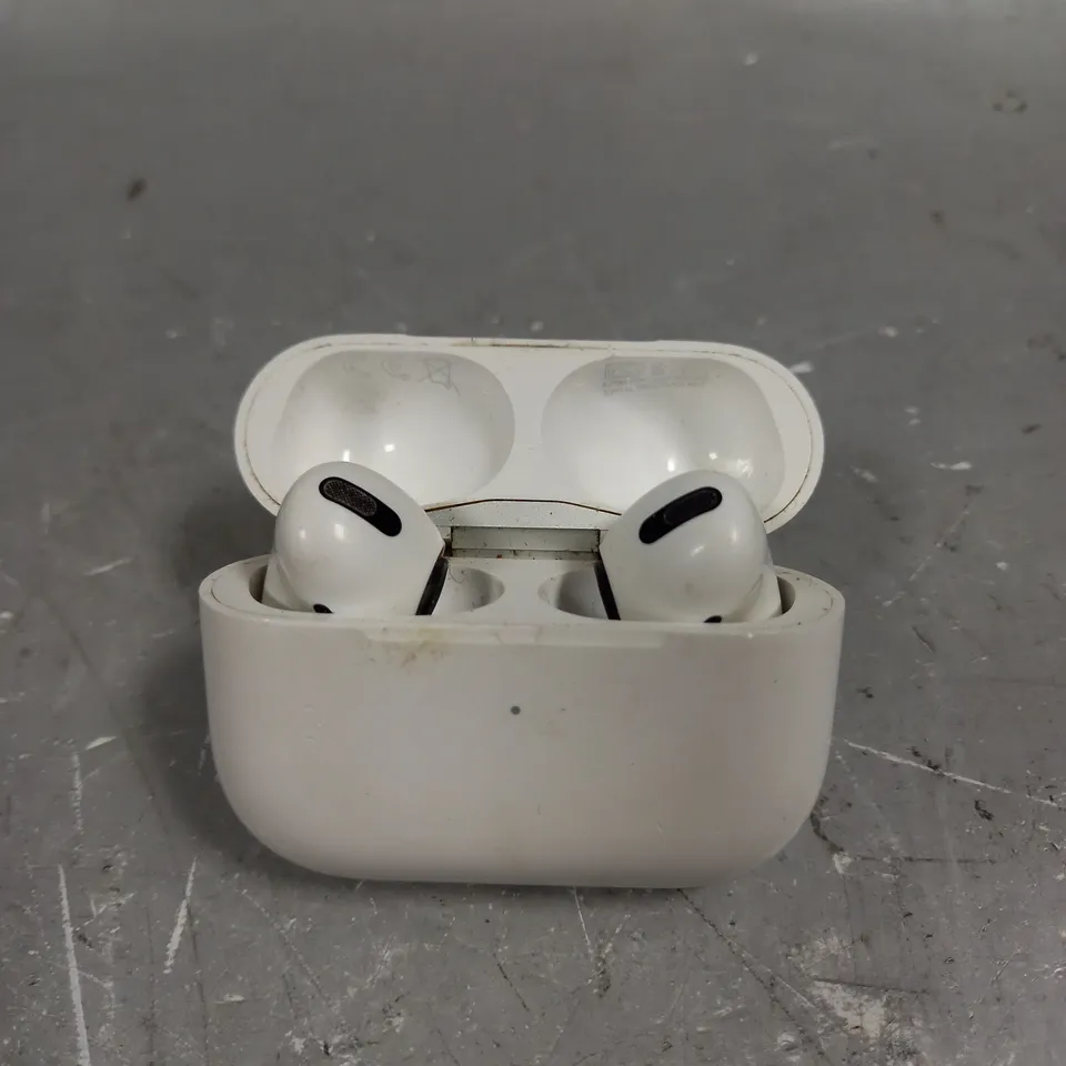 APPLE AIRPODS WITH CHARGING CASE - A2190	