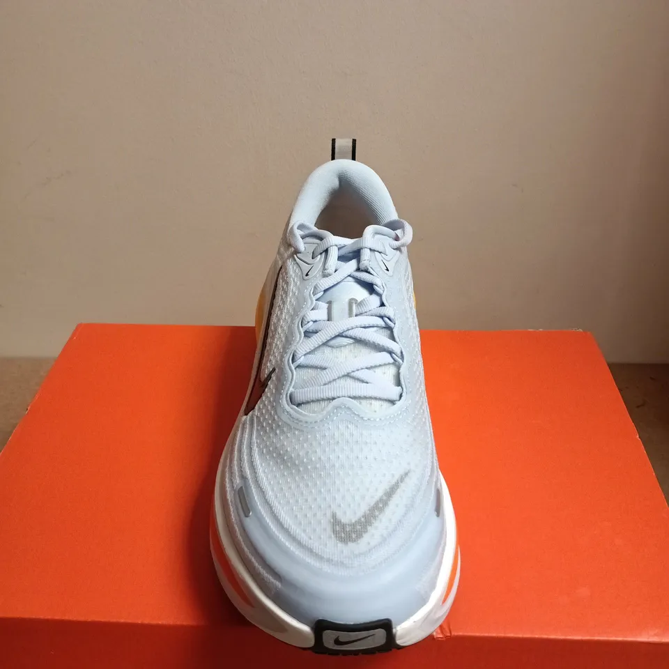 BOXED PAIR OF NIKE VOMERO PLUS TRAINERS – HYDROGEN BLUE/BLACK-WHITE, UK 8
