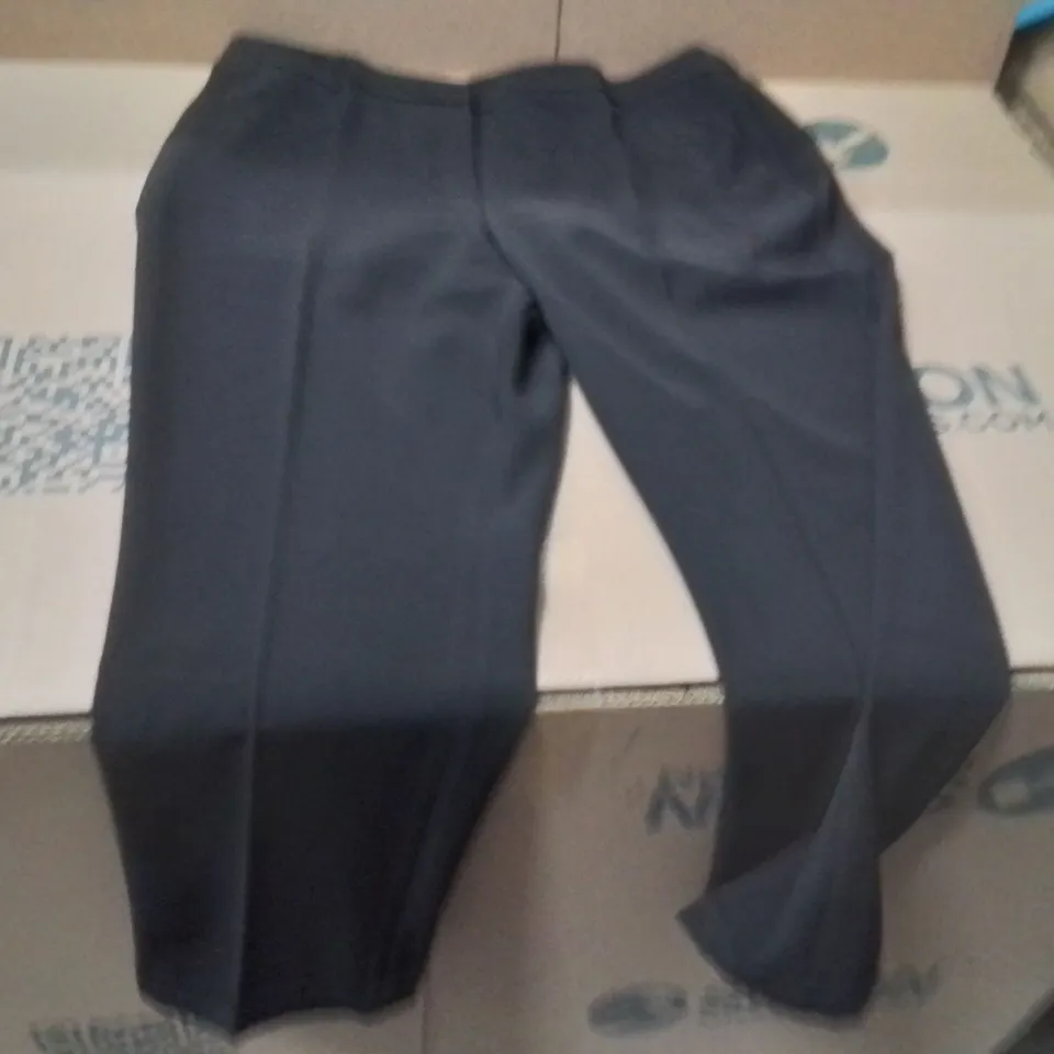 BOXED BRAND NEW APPROXIMATELY 20 CAPSULE TAPERED TROUSERS BLACK SIZE 20L