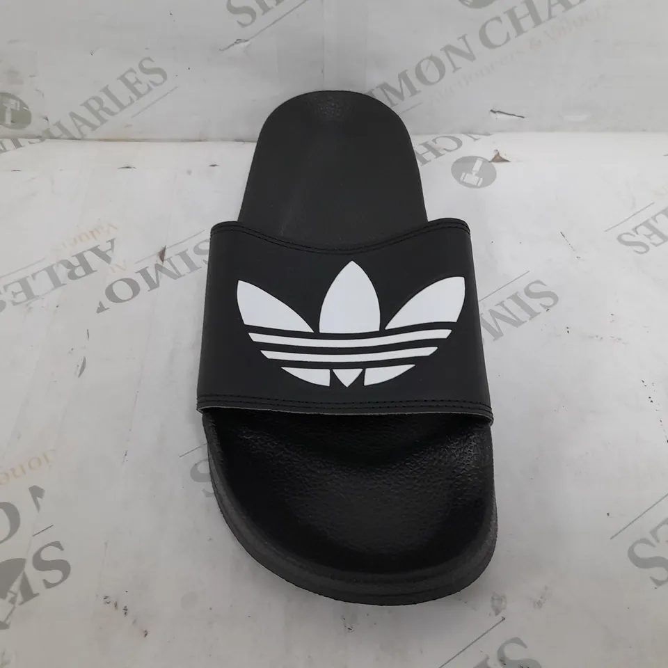 PAIR OF ADIDAS MENS SLIDES IN BLACK - SIZE 9