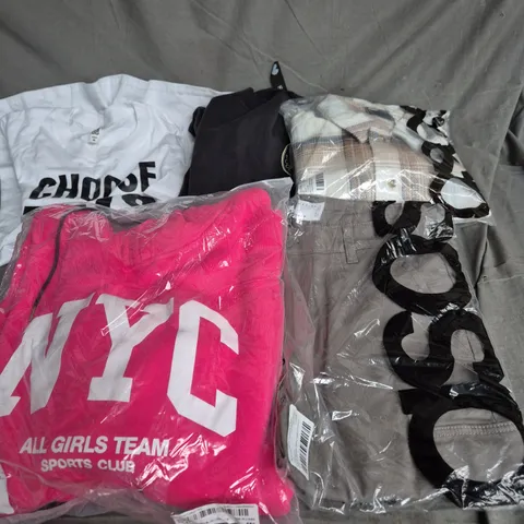 BOX OF APPROXIMATELY 20 ASSORTED CLOTHING ITEMS TO INCLUDE HOODIE, TOPS, JACKET, ETC