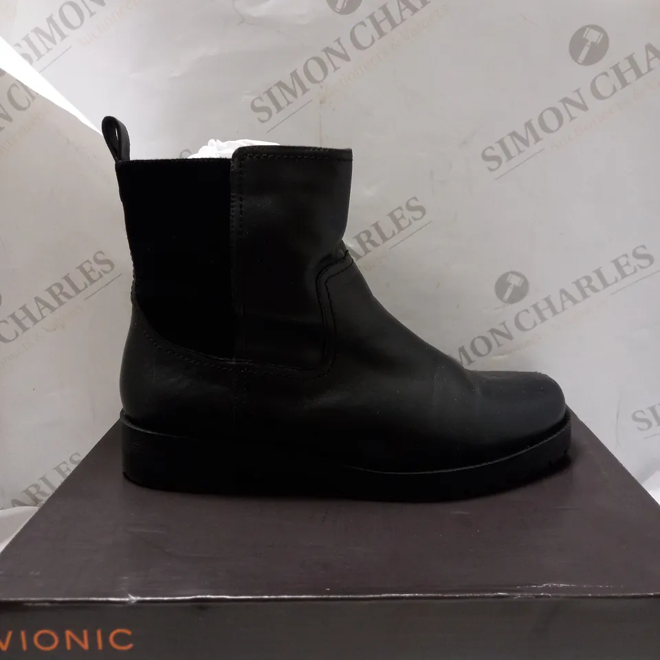 VIONIC BLACK BRYN CHELSEA BOOTS - SIZE 7