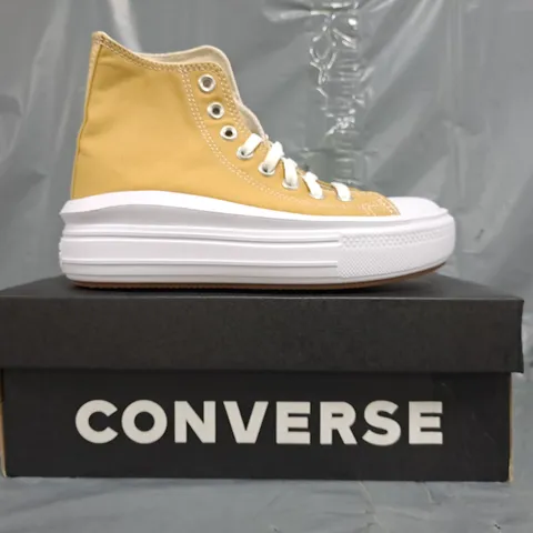 BOXED PAIR OF CONVERSE WOMEN'S SHOES IN SAND DUNE SIZE UK 4