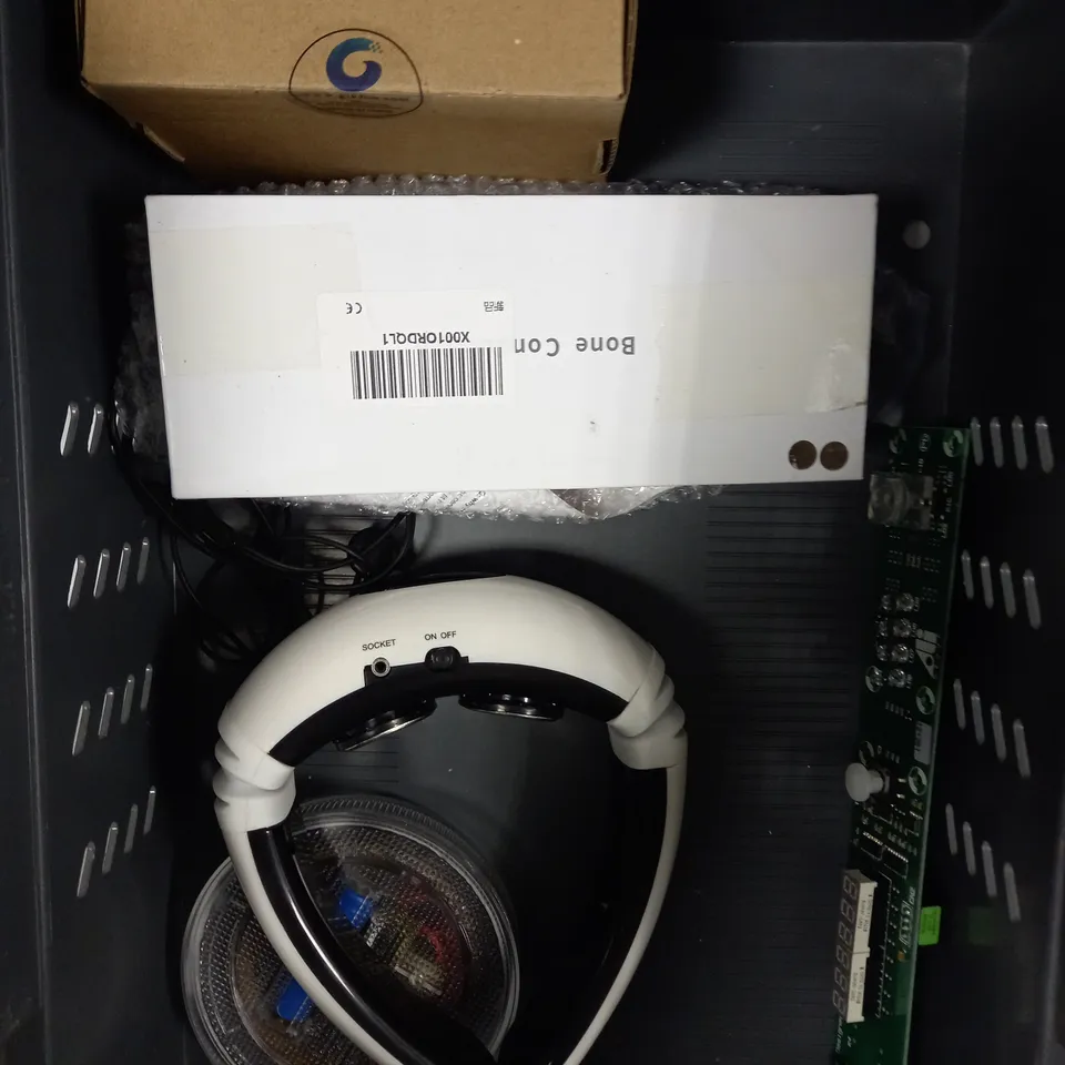 APPROXIMATELY 10 ASSORTED ELECTRICAL PRODUCTS TO INCLUDE WIRELESS SPEAKER, COOLING FAN, LIGHTING KIT ETC 