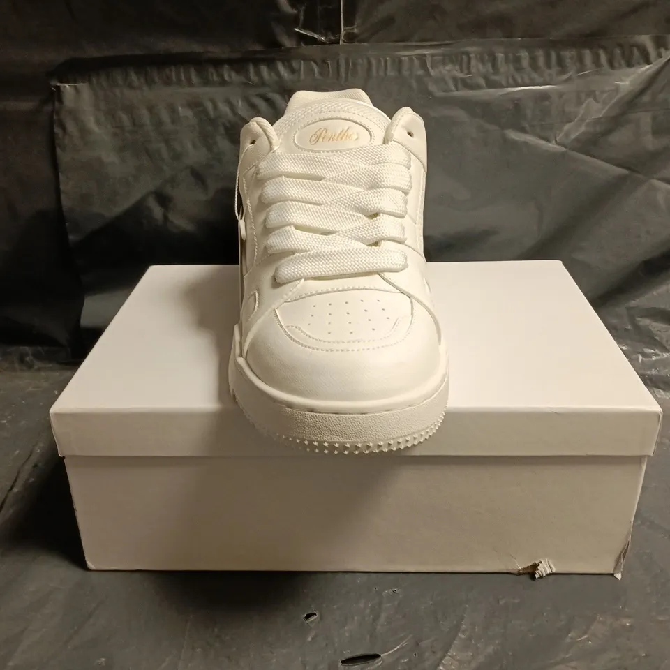 BOXED PAIR OF CONZURI PENTHOS SNEAKERS IN WHITE SIZE UK 11