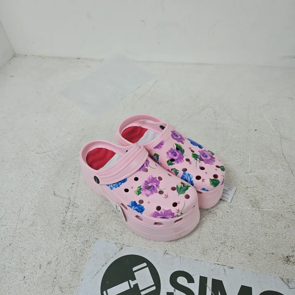 BOX OF APPROXIMATELY 20 ASSORTED ITEMS TO INCLUDE: PINK RAISED CLOGS