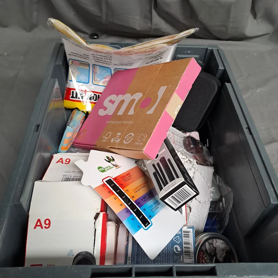 TOTE OF APPROX 20 HOUSEHOLD ITEMS 