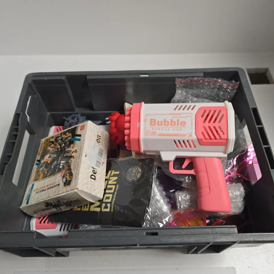 TOTE OF APPROXIMATELY 15 ASSORTED ITEMS INCLUDING BUBBLE BUBBLE GUN, DEFORMATION CAR SERIES GOLDENWINGS FLYING DRAGON AND WOODEN PUZZLE