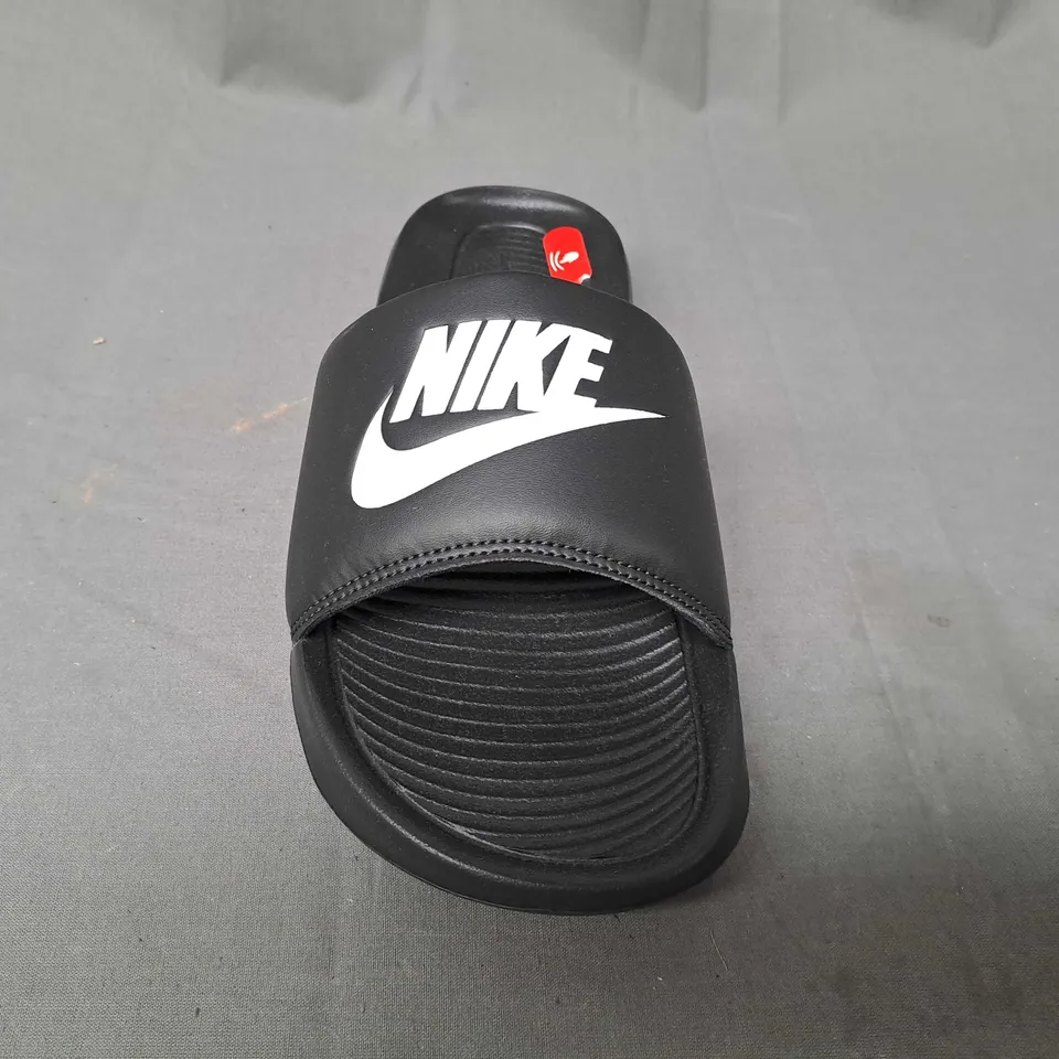 PAIR OF NIKE SLIDERS IN BLACK UK SIZE 8