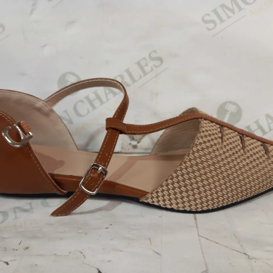 PAIR OF DESIGNER CLOSED TOE FLAT SHOES IN BROWN/TAN EU SIZE 40