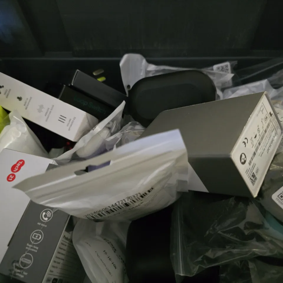 APPROXIMATELY 15 ASSORTED ITEMS TO INCLUDE - BY-16 HEADPHONES , POP UP EARPHONE , X55 EXTRA BASS ETC
