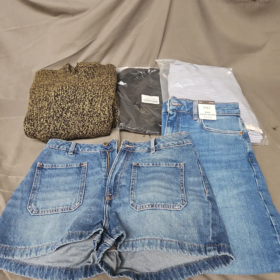 BOX OF APPROXIMATELY 20 ASSORTED CLOTHING ITEMS TO INCLUDE JEANS, JUMPER, SHORTS, ETC