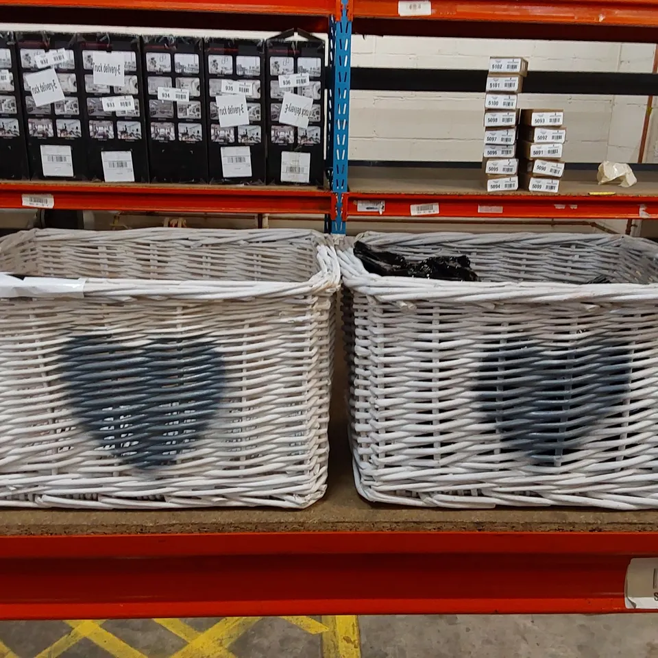 BAGGED WHITE WICKER BASKETS, HEART DESIGN // SET OF 2 (1 ITEM)
