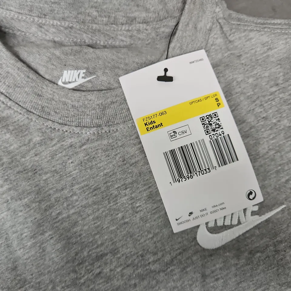 NIKE KIDS T-SHIRT – GREY HEATHER, SIZE CHILDRENS SMALL