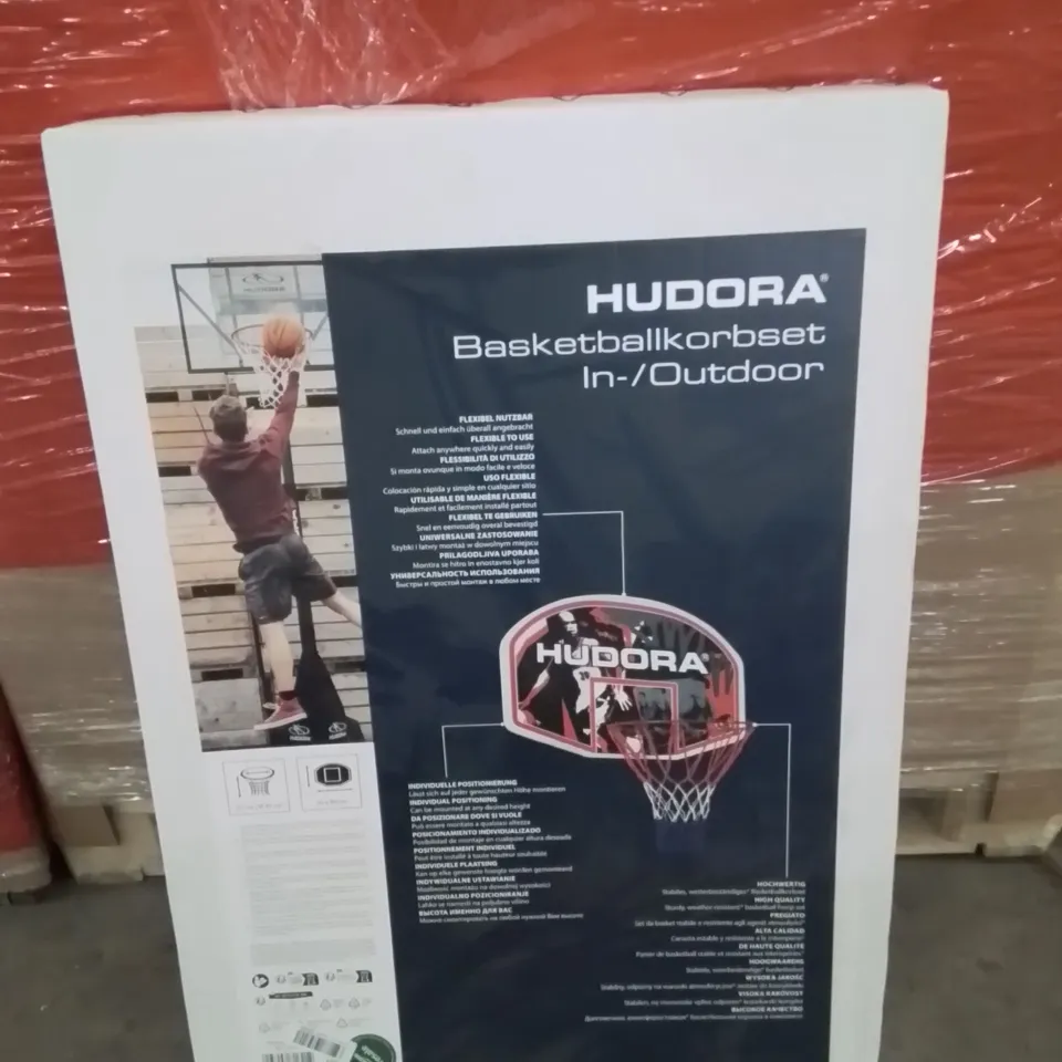 PALLET CONTAINING A LARGE QUANTITY OF HUDORA BASKETBALL HOOPS
