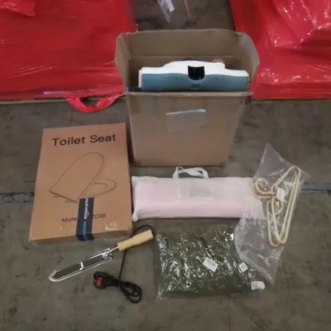 PALLET CONTAINING ASSORTED HOUSEHOLD PRODUCTS. INCLUDES DECOR ITEMS, TOILET SEAT, COAT HANGERS, BABY TOY ETC