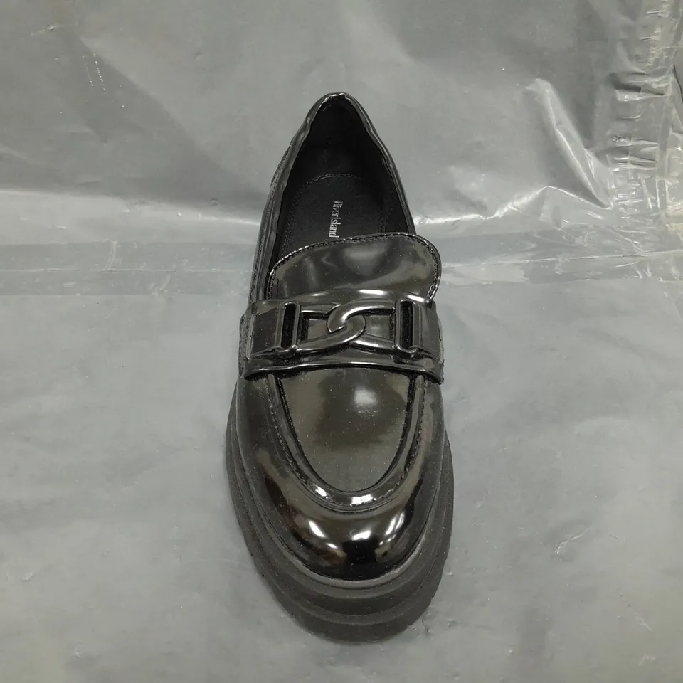 BOXED RIVER ISLAND SHOES IN GLOSSY BLACK SIZE 5