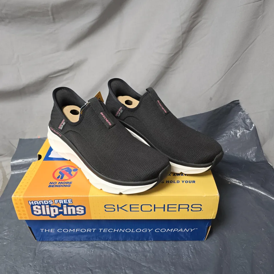 SKECHERS D’LUX WALKER 2.0 SLIP-ON SHOES – BLACK, HANDS FREE SLIP-INS (BOXED) SIZE 5
