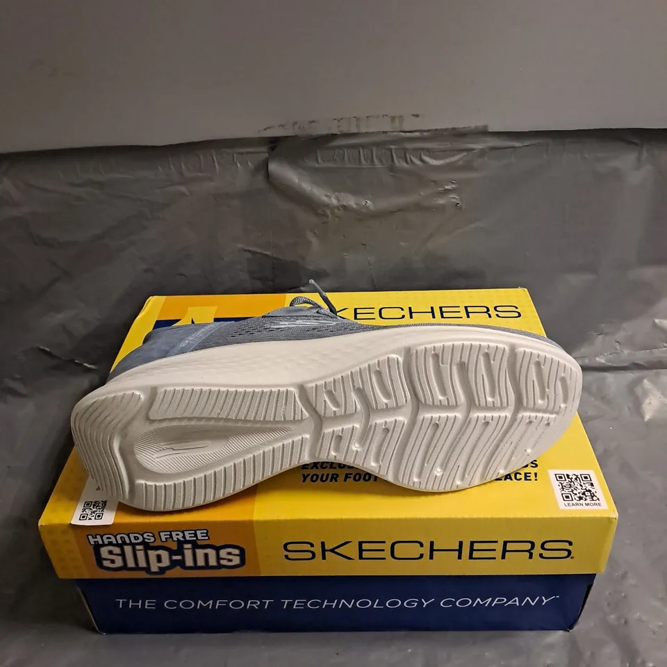 BOXED PAIR OF SKECHERS SLIP IN TRAINERS IN BLUE SIZE UK 7