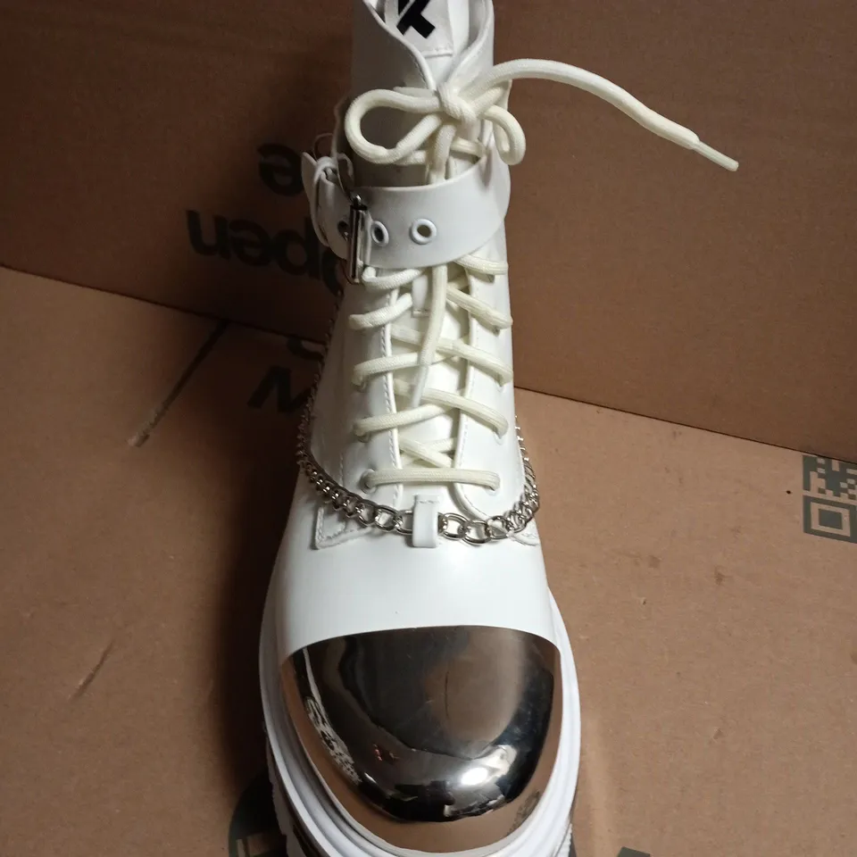 BOXED KOI BORING HARDWARE PLATFORM BOOTS IN WHITE - UK 7
