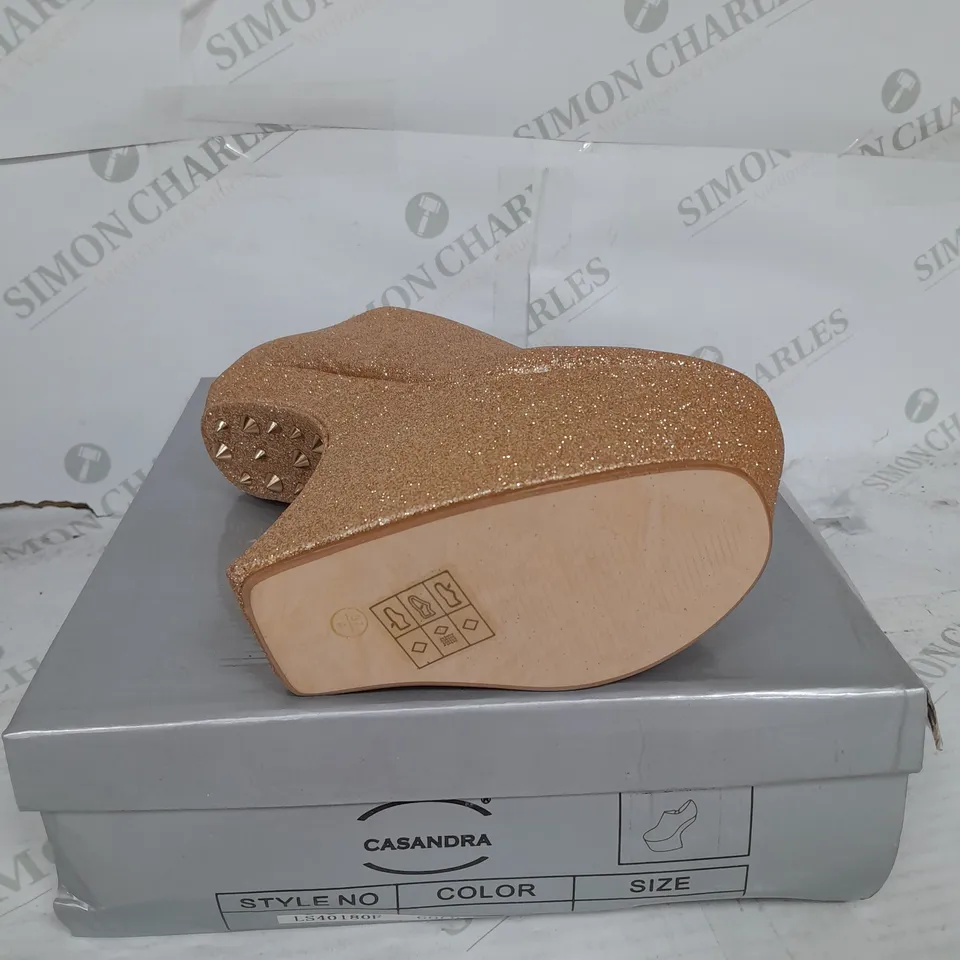 BOXED PAIR OF CASANDRA PLATFORM ANKLE SHOE IN GOLD GLITTER WITH STUD DETAIL SIZE 4