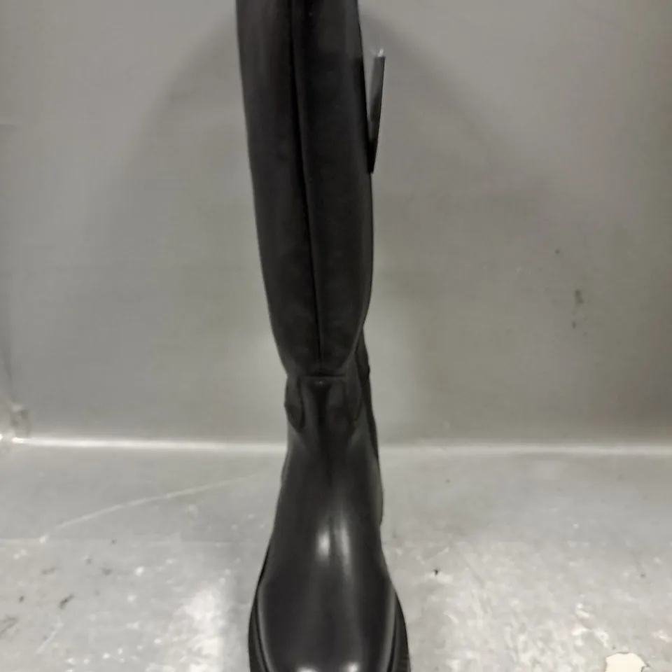 BOXED PAIR OF IN THE STYLE CHUNKY KNEE-HIGH BOOTS IN BLACK UK SIZE 6