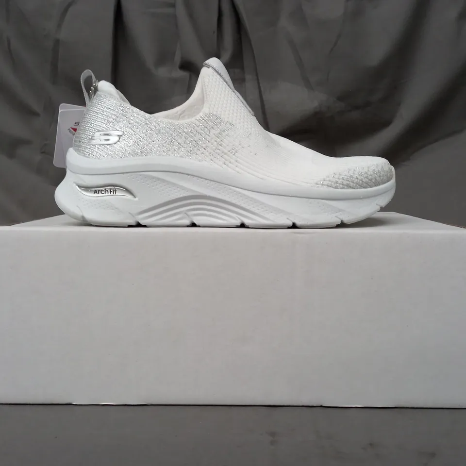 BOXED PAIR OF SKECHERS ARCH FIT TRAINERS IN WHITE SIZE 3.5