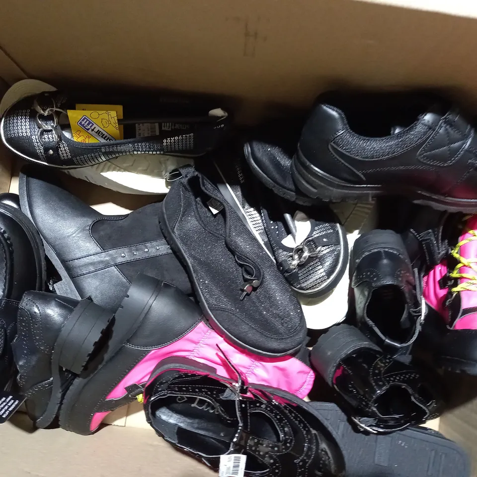APPROXIMATELY 10 PAIRS OF ASSORTED KIDS SHOES IN VARIOUS STYLES AND SIZES 