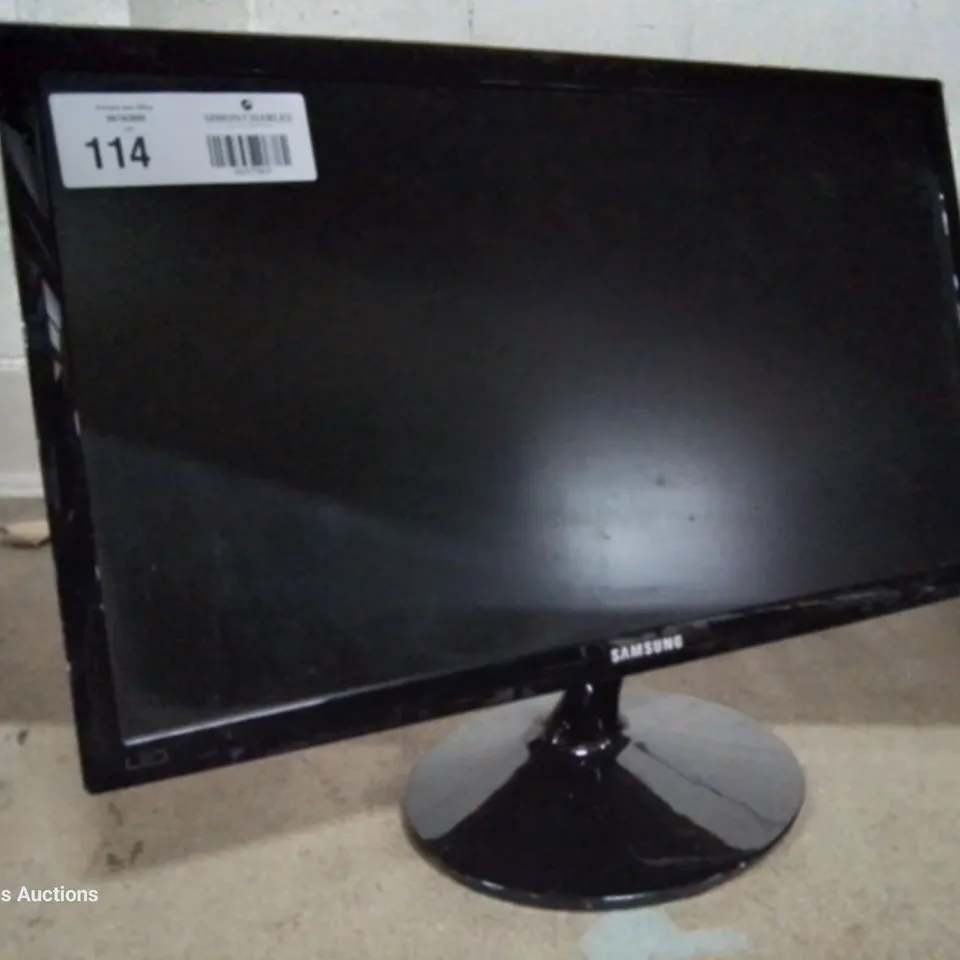 SAMSUNG 22" DESK TOP MONITOR WITH STAND Model S22D300NY