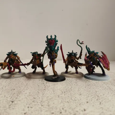 ASSORTMENT OF VARIOUS WARHAMMER MINIATURES TO INCLUDE TYRANIDS