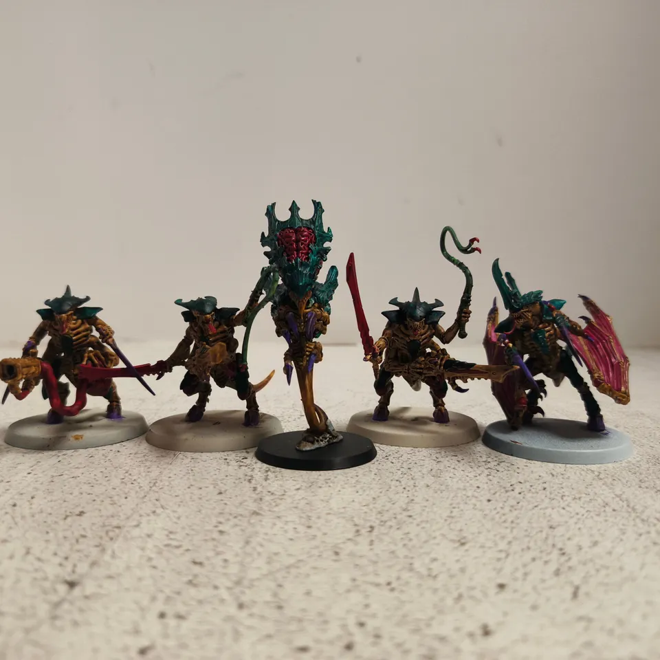 ASSORTMENT OF VARIOUS WARHAMMER MINIATURES TO INCLUDE TYRANIDS
