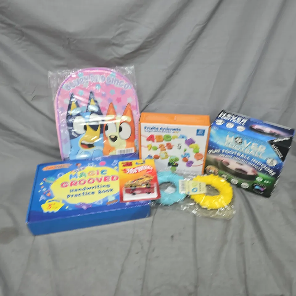 APPROXIMATELY 20 ASSORTED TOYS, GAMES, GIFTS AND NOVELTIES TO INCLUDE BLUEY AND BINGO BAG, MAGIC GROOVED HANDWRITING PRACTICE BOOK, AIR CUSHIONED HOVER FOOTBALL, ETC - COLLECTION ONLY