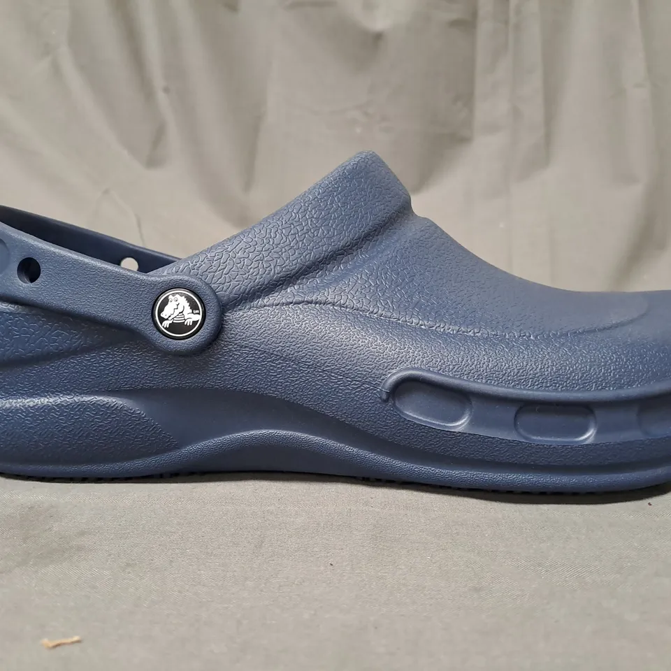 PAIR OF CROCS BISTRO IN NAVY UK SIZE M11/W12