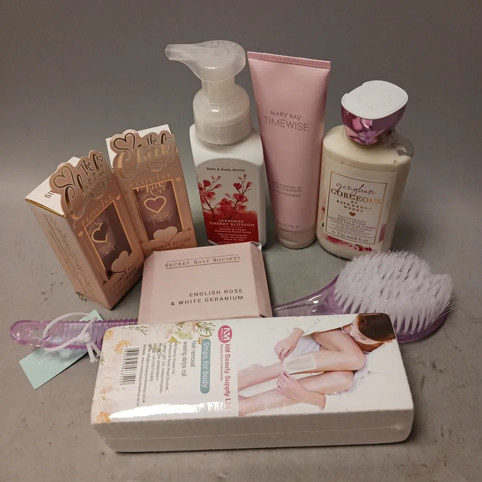 BOX OF APPROXIMATELY 8 COSMETIC ITEMS TO INCLUDE - PLOUISE THE CHEEK OF IT LIQUID BRONZER - MARY KAY TIMEWISE 4-IN-1 CLEANSER - GINGHAM GORGEOS BODY LOTION - ETC
