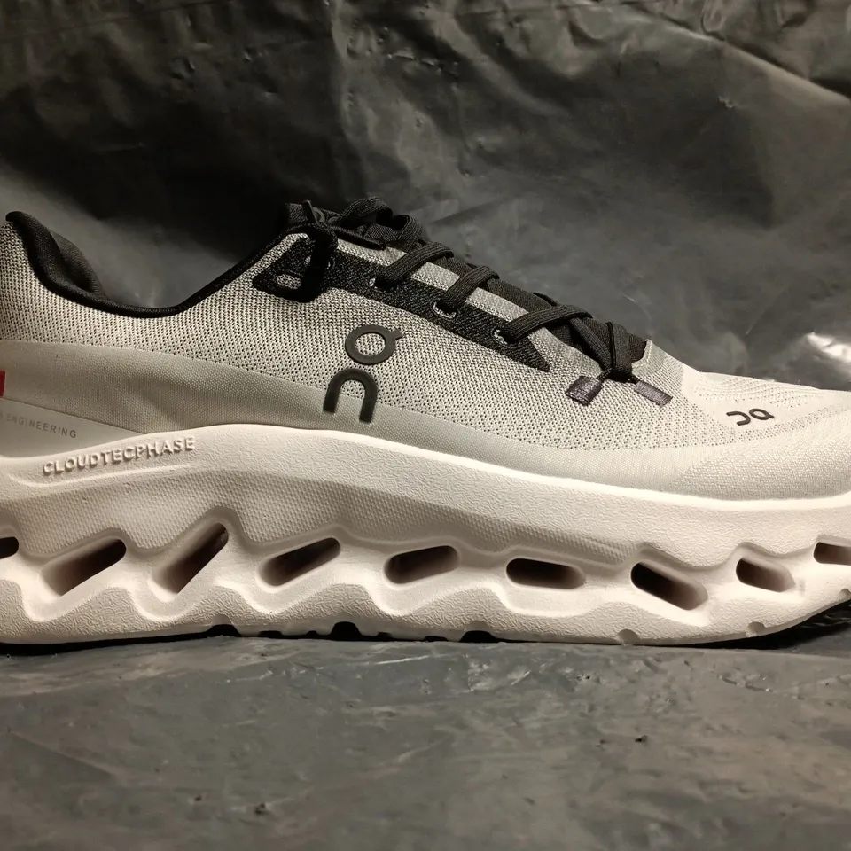 PAIR OF ON CLOUDSURFER TRAINERS IN WHITE/BLACK GRADIENT SIZE UNSPECIFIED