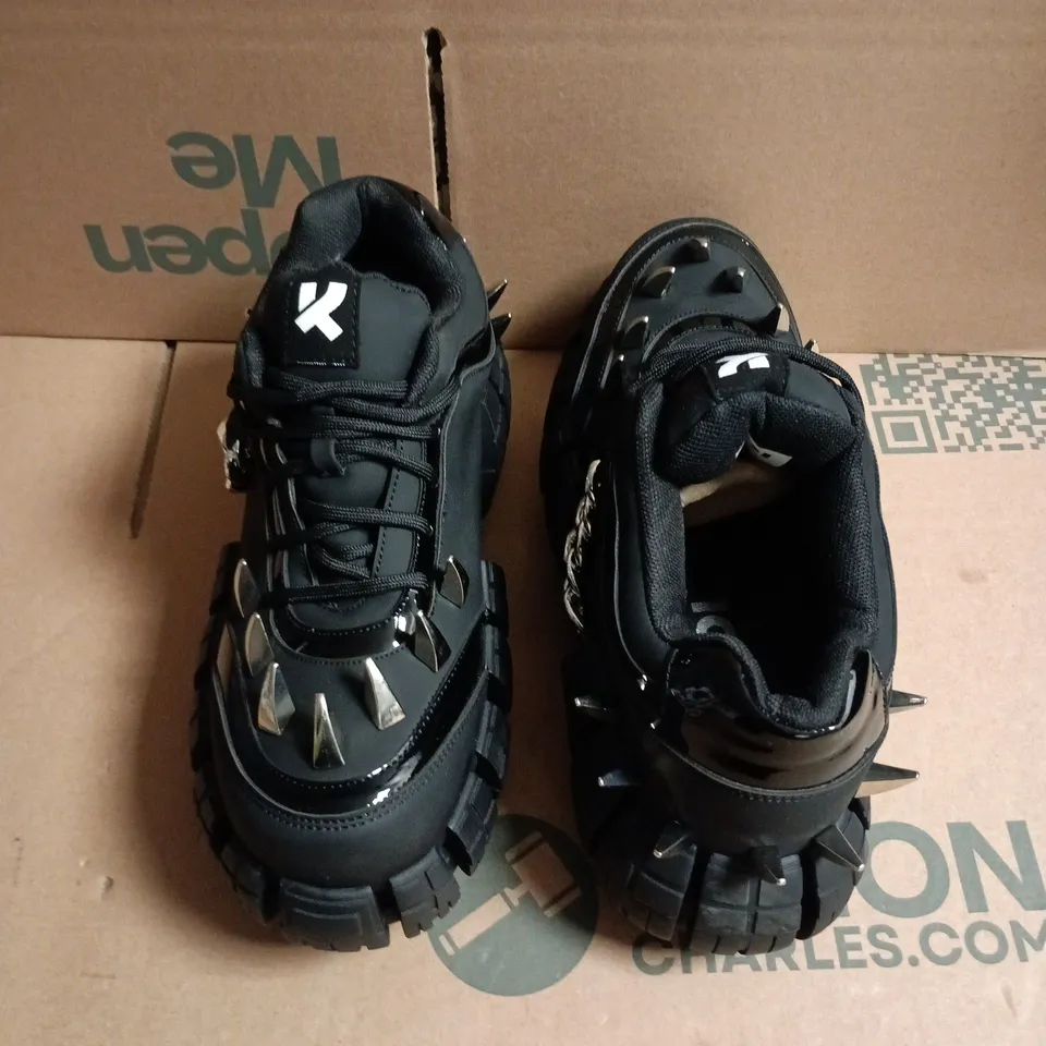 BOXED KOI DEATH BRAND SPIKE TREAD TRAINERS – EBONY/SILVER, UK SIZE 6