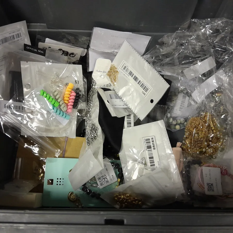 LOT OF ASSORTED JEWELLERY ITEMS TO INCLUDE NECKLACES, EARRINGS AND BRACELETS