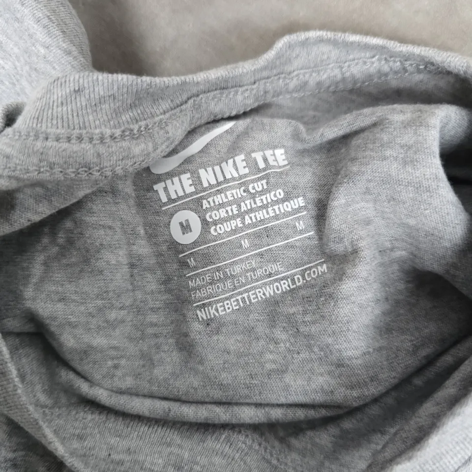 NIKE THE NIKE TEE IN GREY - MEDIUM