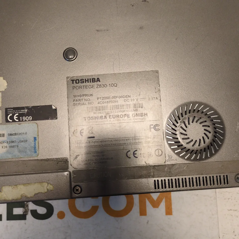 TOSHIBA PORTEGE Z830-10Q LAPTOP DAMAGED HINGE