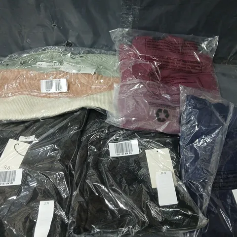 APPROXIMATELY 15 ASSORTED CLOTHING ITEMS IN VARIOUS SIZES, STYLES & COLOURS TO INCLUDE BRANDS SUCH AS BEN DE LISI, ONLY, JDY, ETC